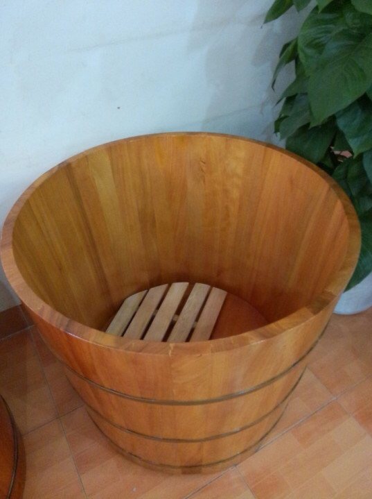 thùng tắm gỗ dáng đứng giao cho khách