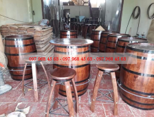 Bom rượu gỗ sồi trưng bày quán cafe