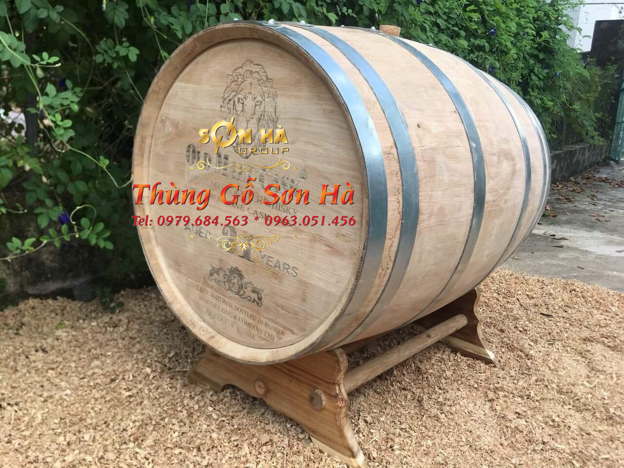 Kiểm tra chất lượng thùng đựng rượu bằng gỗ sồi