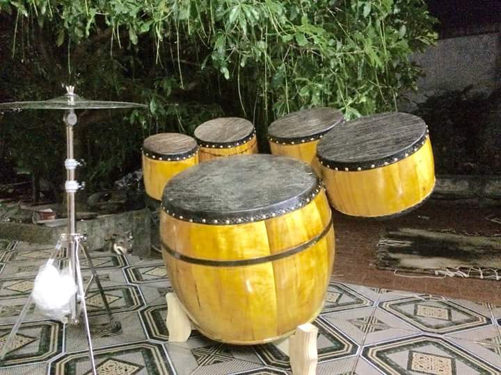 Trống hát văn được chế tác từ lớp da trâu trắng